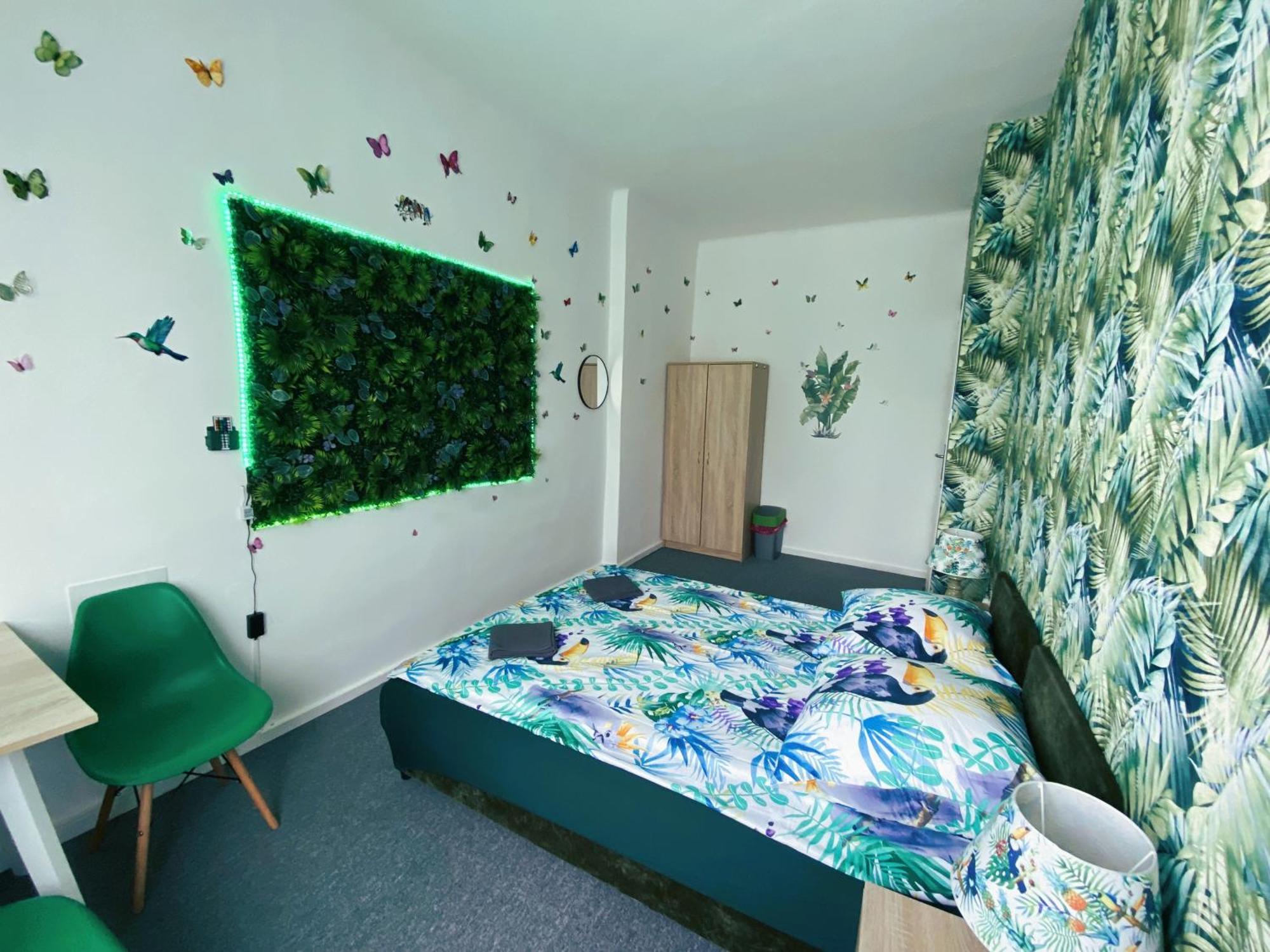 Jungle Rooms — Photos 1