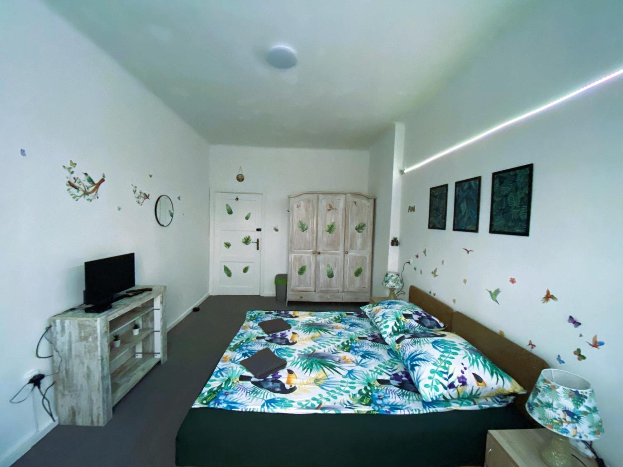 Jungle Rooms — Photos 2